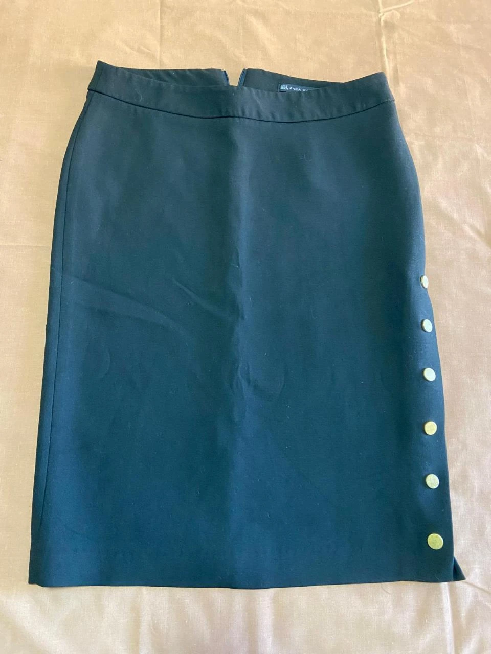 Falda de tubo negra con botones dorados y abertura lateral muy sexy. Zara Woman. – photo 4
